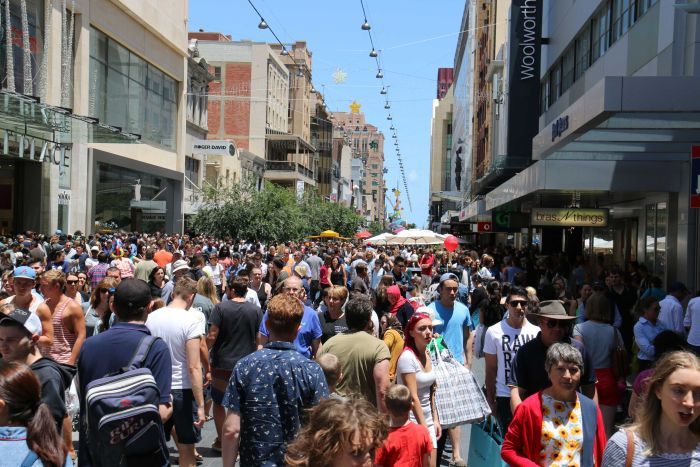 PHOTO: Adelaide's east and west are separated by the busy Rundle Mall shopping strip. (ABC News: Nicola Gage) 